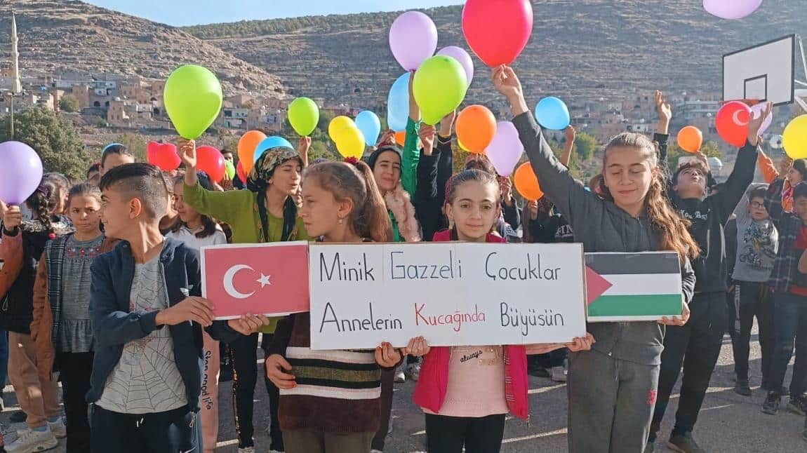 Öğrencilerimiz Filistine destek için balon uçurma etkinliği gerçekleştirdi. 